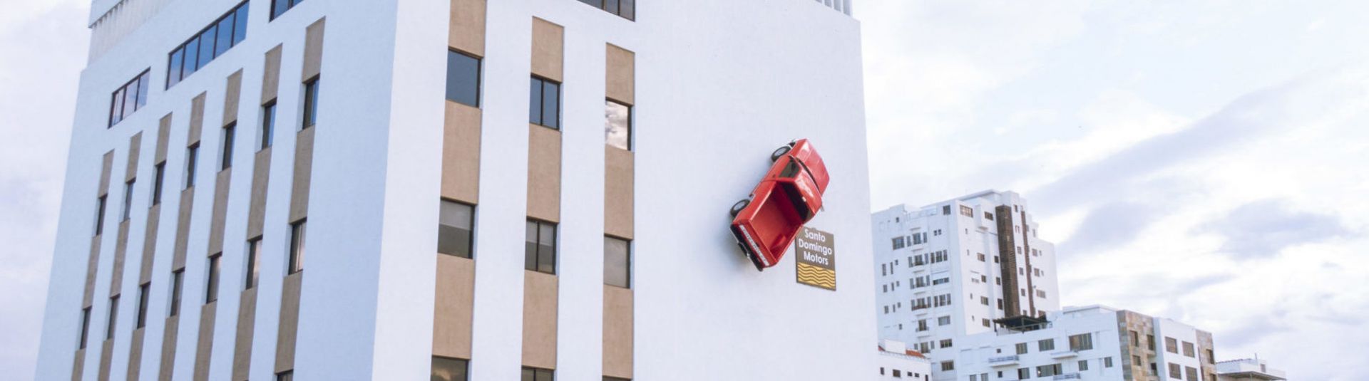 Reinstalan “Camioneta Roja” en Edificio Ambar