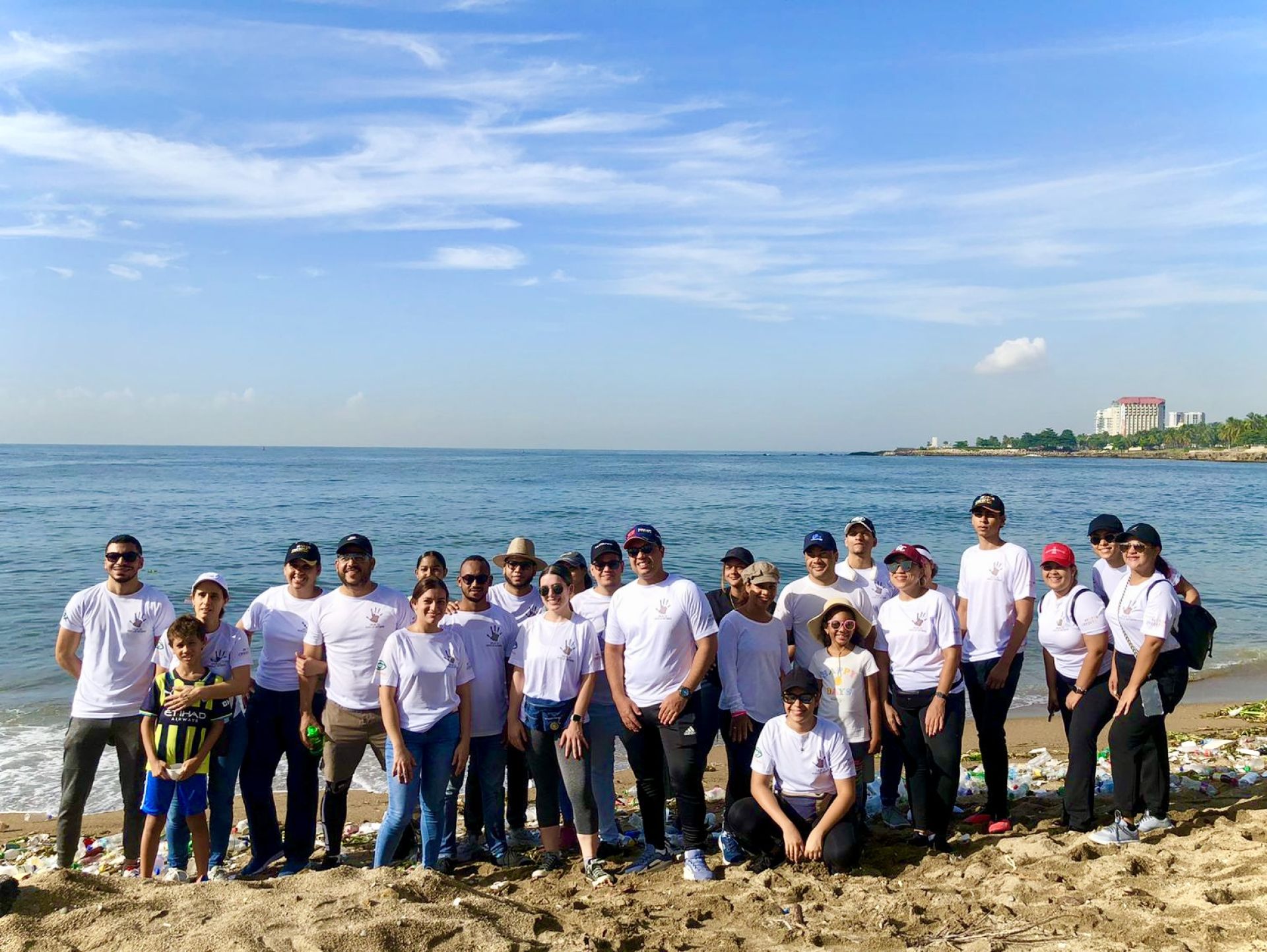 Motor Crédito volunteers collect over 1,000 pounds of waste at Montesinos Beach